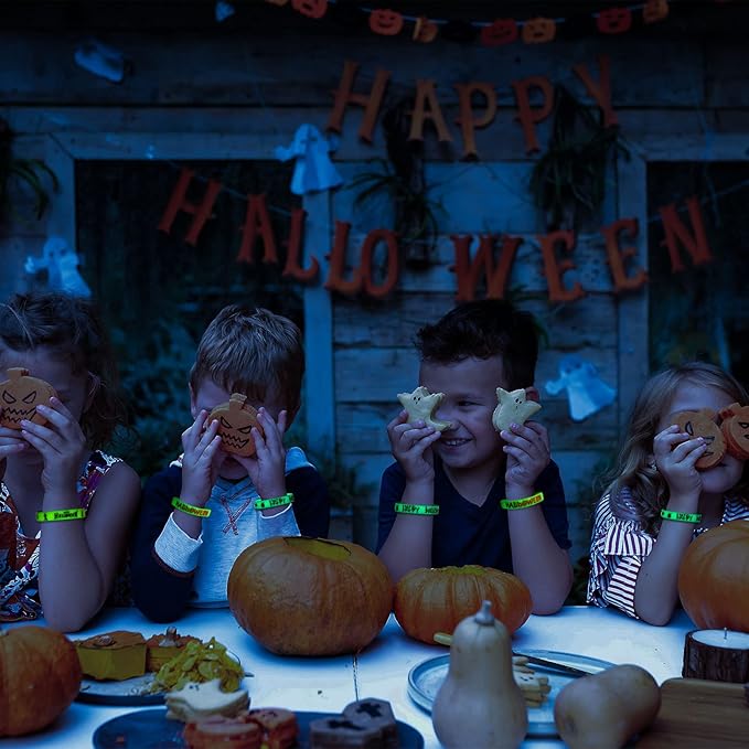 Capoda 100 Pcs Halloween Luminous Silicone Wristbands, Pumpkin Patterns Rubber Bracelets Glow in the Dark, for Kid over 6 Years Halloween Trick or Treat Party Favors Goodie Bag Stuffers Supplies